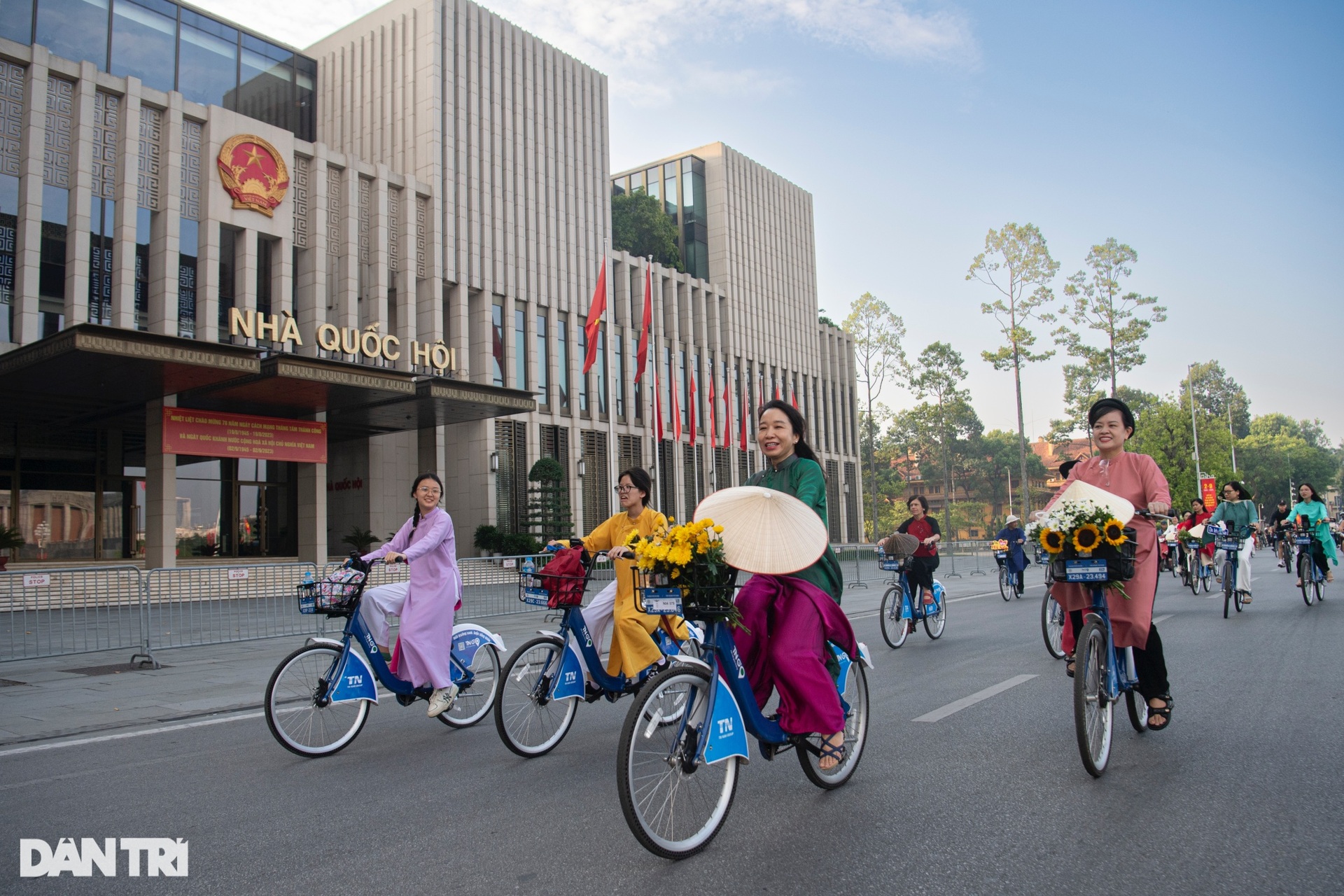 Hơn 100 người mặc áo dài, đạp xe diễu hành qua các di sản Hà Nội - 5 Hơn 100 người mặc áo dài, đạp xe diễu hành qua các di sản Hà Nội - 5