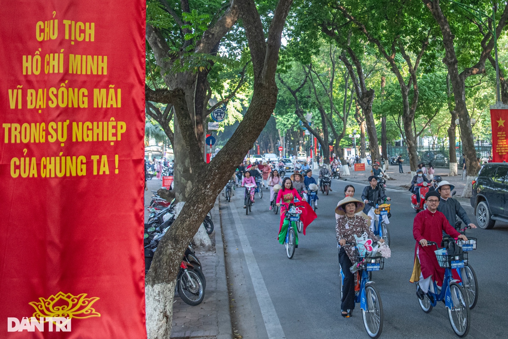 Hơn 100 người mặc áo dài, đạp xe diễu hành qua các di sản Hà Nội - 10 Hơn 100 người mặc áo dài, đạp xe diễu hành qua các di sản Hà Nội - 10