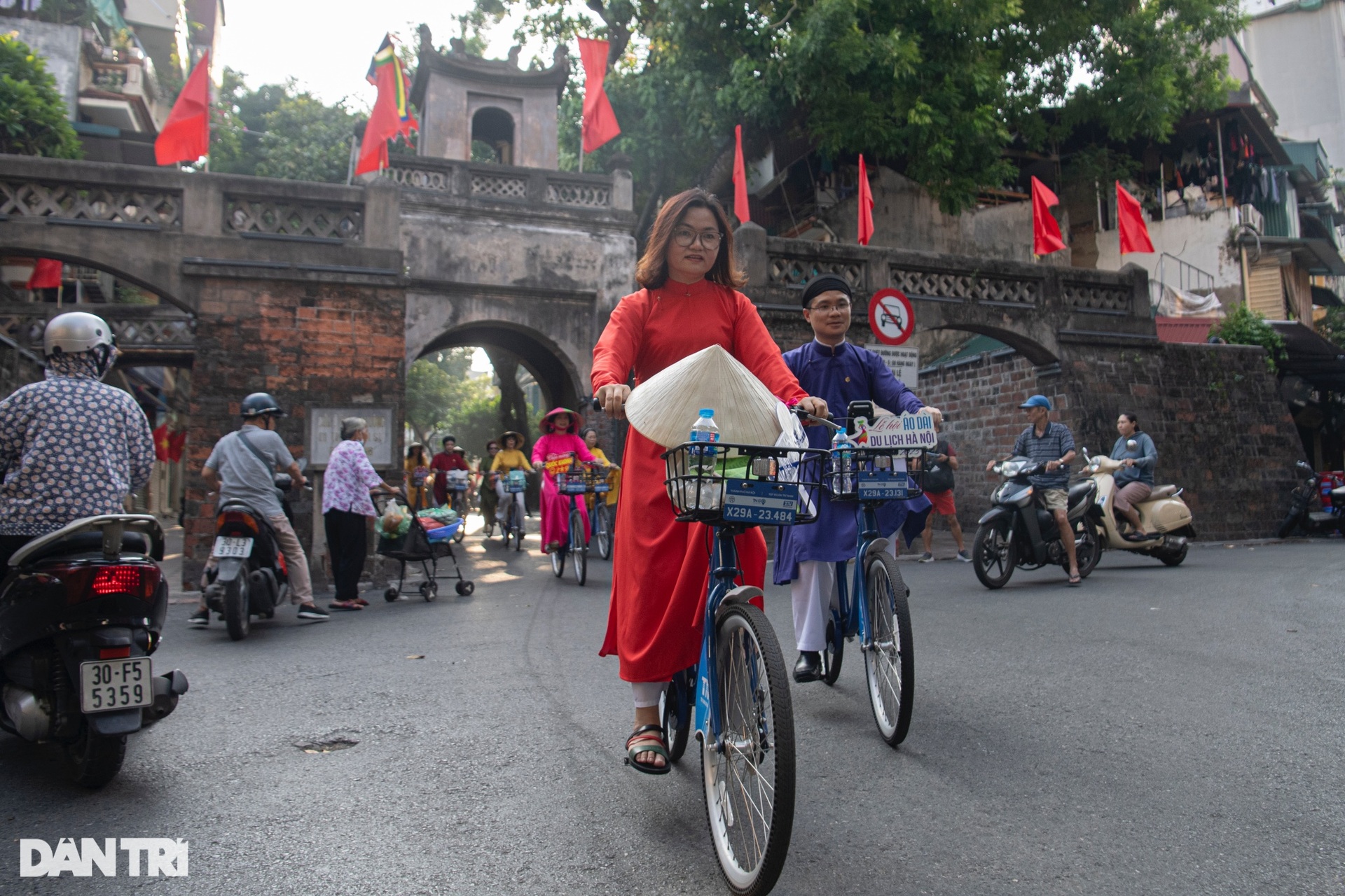 Hơn 100 người mặc áo dài, đạp xe diễu hành qua các di sản Hà Nội - 11 Hơn 100 người mặc áo dài, đạp xe diễu hành qua các di sản Hà Nội - 11