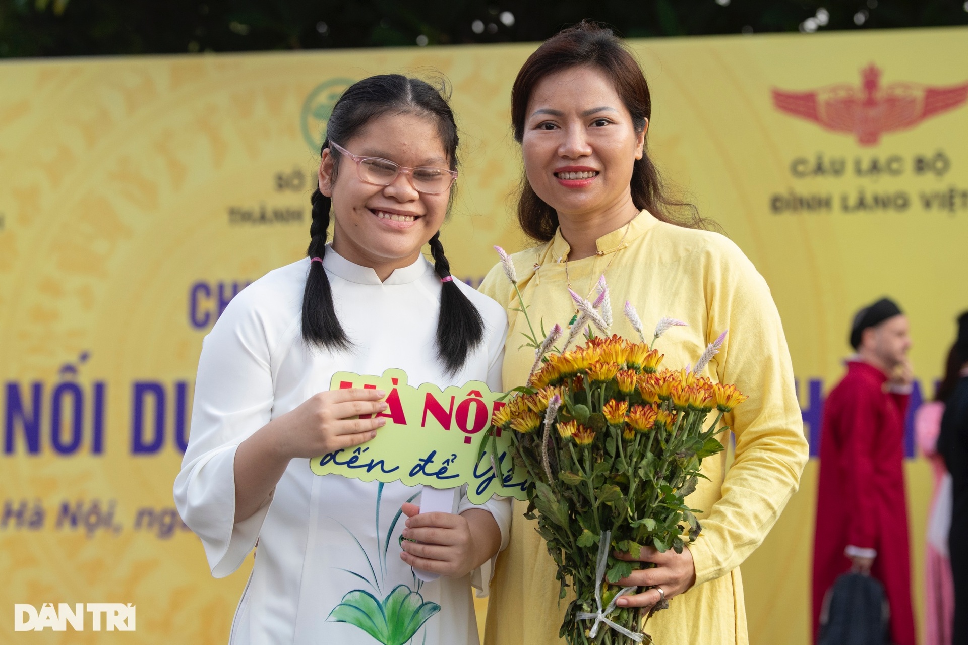 Hơn 100 người mặc áo dài, đạp xe diễu hành qua các di sản Hà Nội - 2 Hơn 100 người mặc áo dài, đạp xe diễu hành qua các di sản Hà Nội - 2