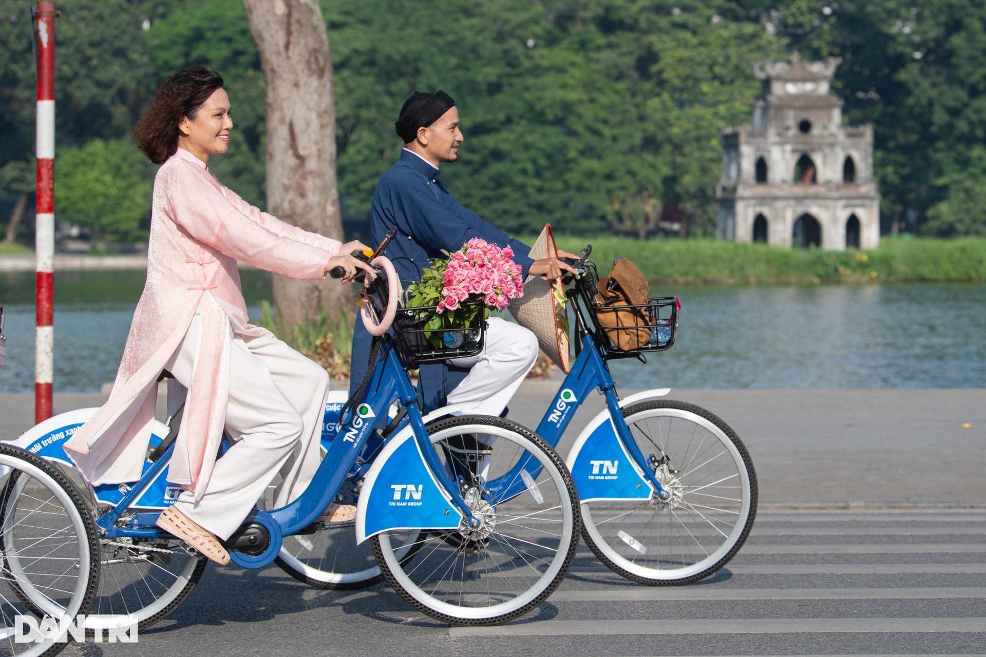 Hơn 100 người mặc áo dài, đạp xe diễu hành qua các di sản Hà Nội - 15 Hơn 100 người mặc áo dài, đạp xe diễu hành qua các di sản Hà Nội - 15