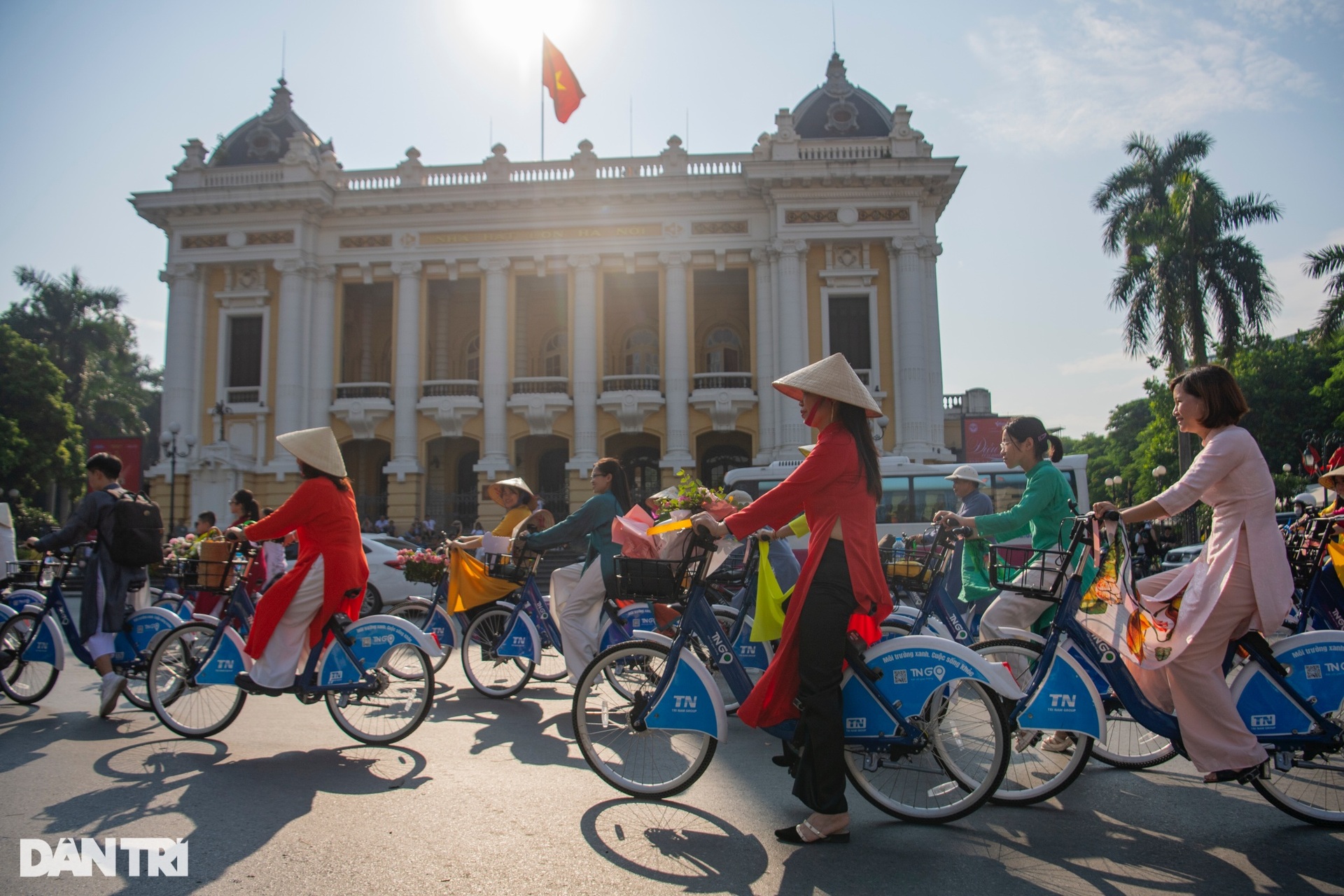 Hơn 100 người mặc áo dài, đạp xe diễu hành qua các di sản Hà Nội - 16 Hơn 100 người mặc áo dài, đạp xe diễu hành qua các di sản Hà Nội - 16