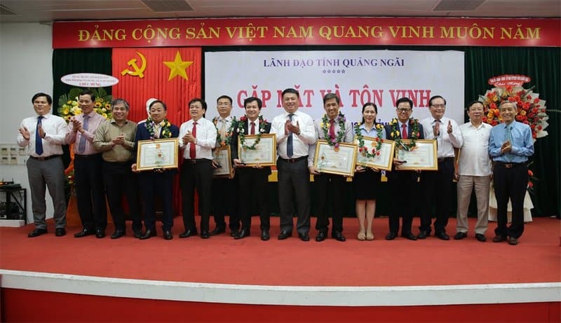 Chủ tịch HĐQT Nguyễn Văn Hội và Phó Chủ tịch CĐCS Trương Thị Thu Hà được vinh danh “Trí thức khoa học và công nghệ tiêu biểu” tỉnh Quảng Ngãi và nhận Bằng khen của UBND tỉnh Quảng Ngãi.