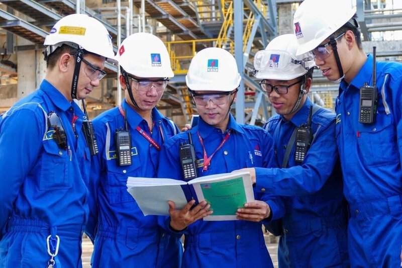 Người lao động trao đổi công việc trên công trường.