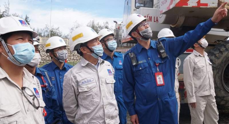 Chủ tịch HĐQT Nguyễn Văn Hội, Tổng Giám đốc Bùi Ngọc Dương, Phó Tổng Giám đốc Mai Tuấn Đạt kiểm tra thực tế trên công trường NMLD Dung Quất.