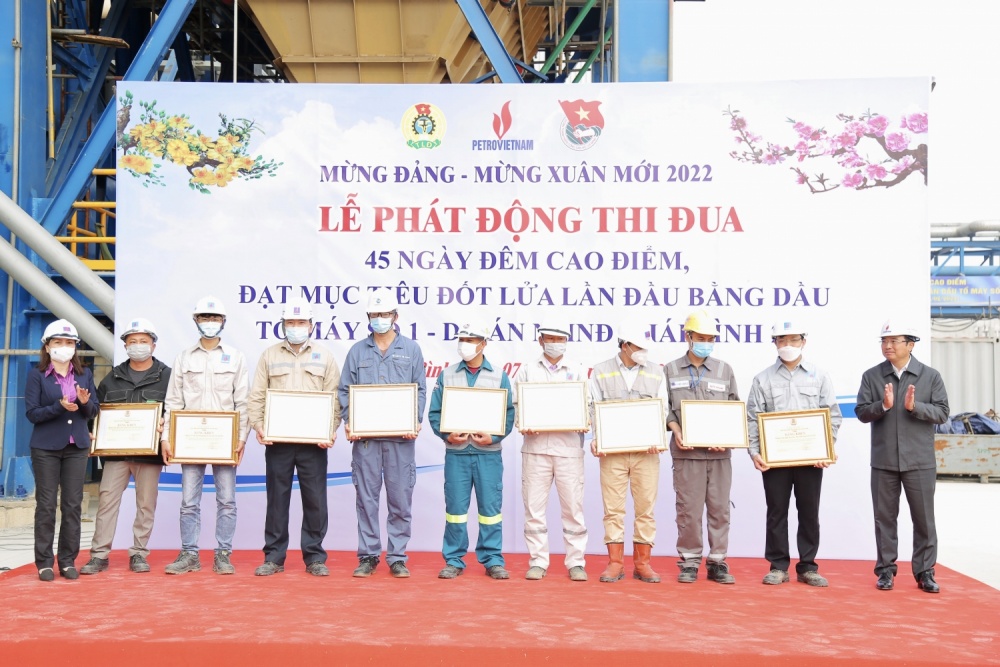 Lãnh đạo Petrovietnam và lãnh đạo CĐ DKVN trao Bằng khen cho các tập thể có thành tích tiêu biểu trong phong trào thi đua trên công trường NMNĐ Thái Bình 2.