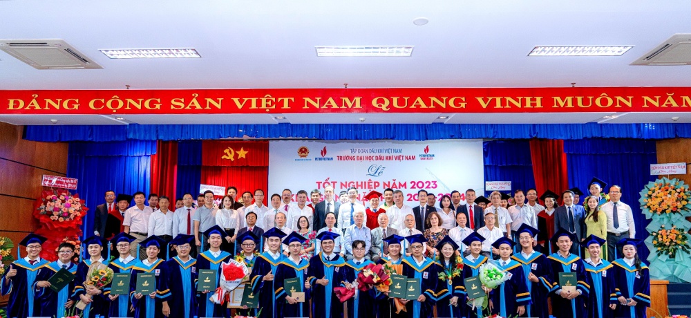 Hình 1. Các đại biểu chung vui cùng các em sinh viên tại Lễ Tốt nghiệp, trao bằng và Khai giảng năm học mới 2023-2024