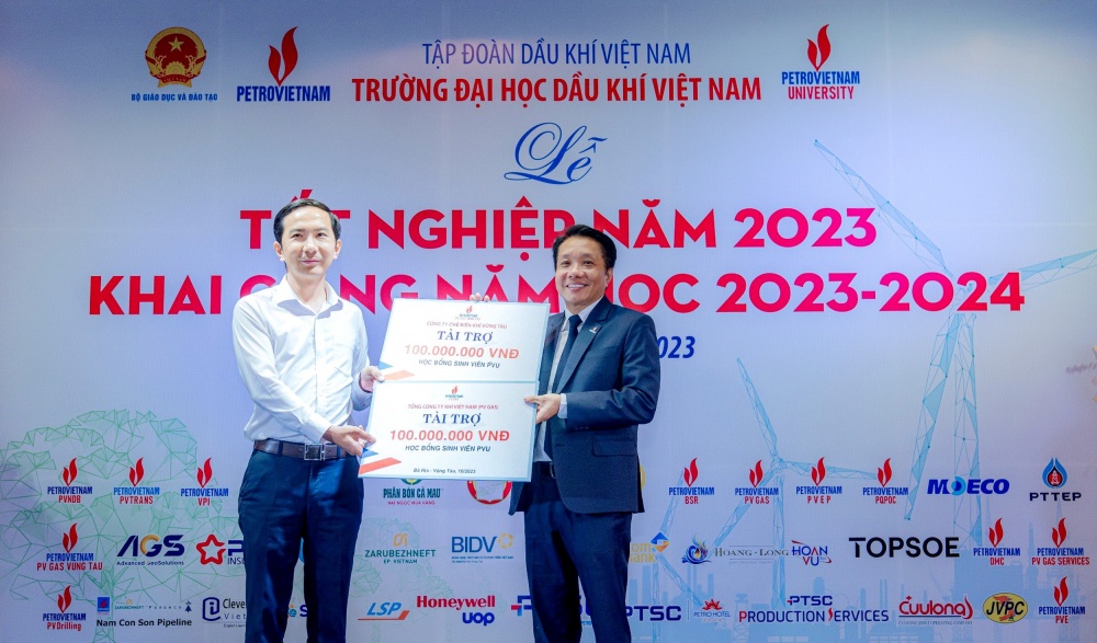 Hình 3: Đại diện Công ty Chế biến khí Vũng Tàu trao chứng nhận tài trợ