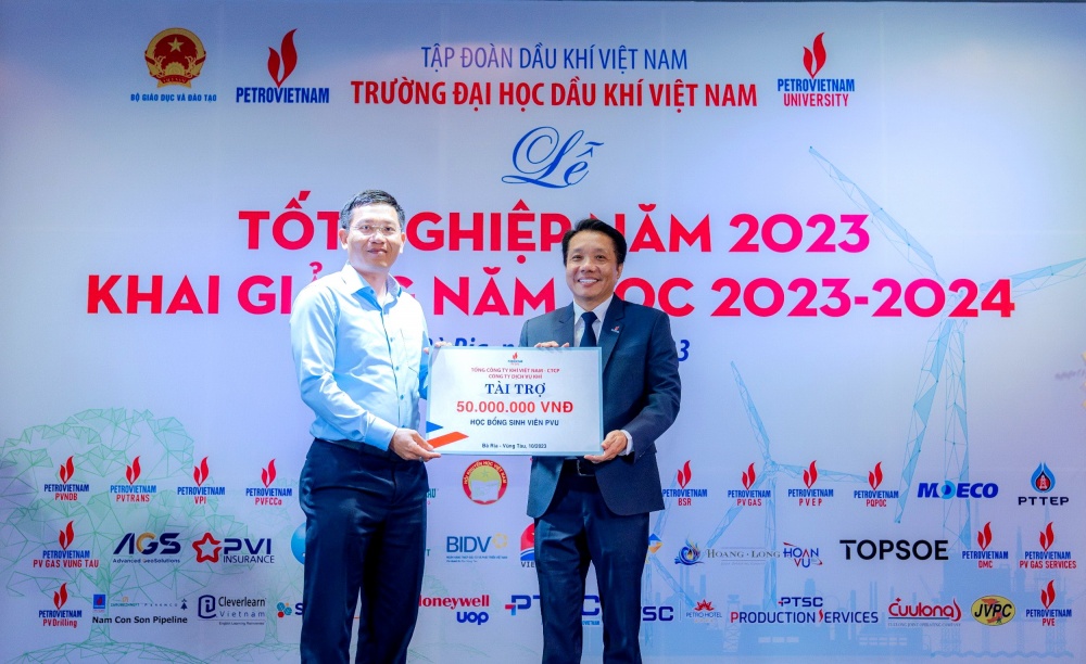 Hình 4. Đại diện Công ty Dịch vụ khí trao chứng nhận tài trợ