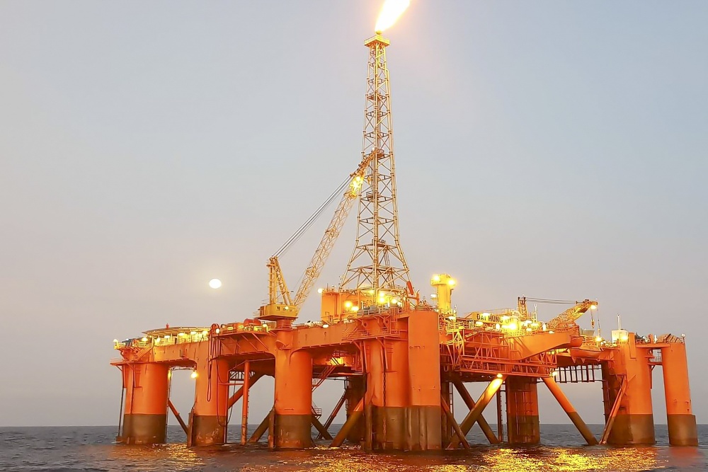 Trăng rằm bên ngọn lửa Giàn Đại Hùng 01 năm 2018. Tác giả: Đào Hoàng Dũng Trăng rằm bên ngọn lửa Giàn Đại Hùng 01 năm 2018. Tác giả: Đào Hoàng Dũng