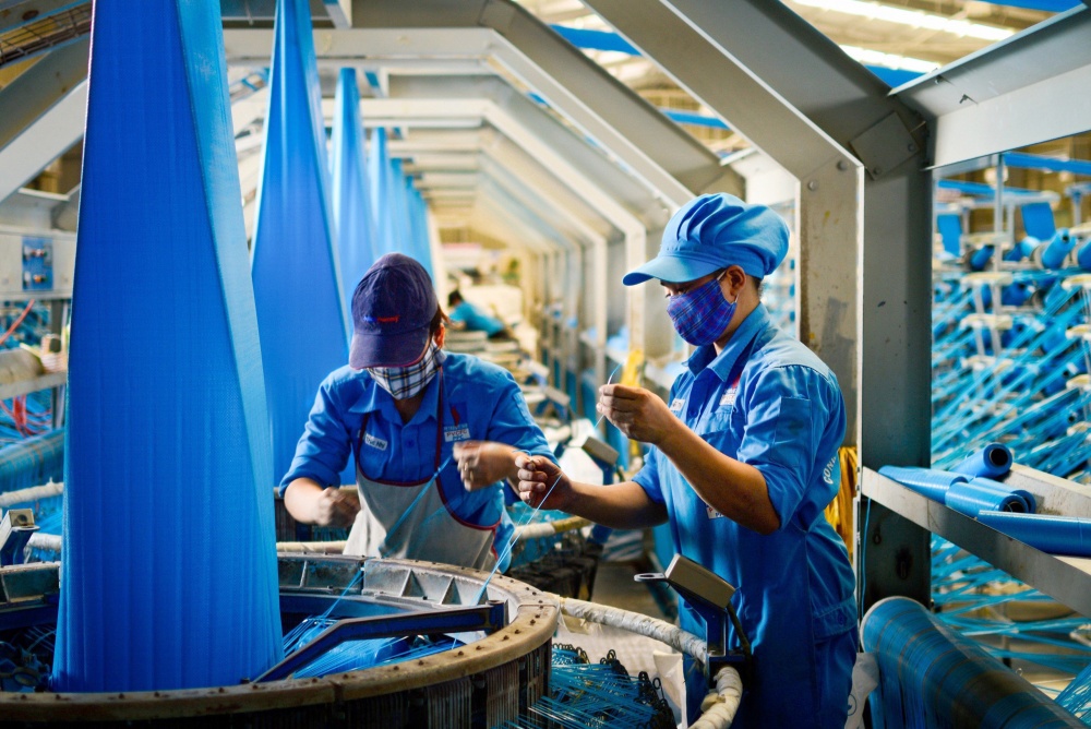 14-BNDH-AB-0001-03: Nữ công nhân dệt đang vận hành máy. 14-BNDH-AB-0001-03: Nữ công nhân dệt đang vận hành máy.