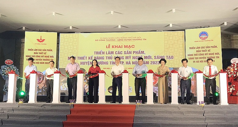 Các đại biểu cắt băng khai mạc triển lãm.
