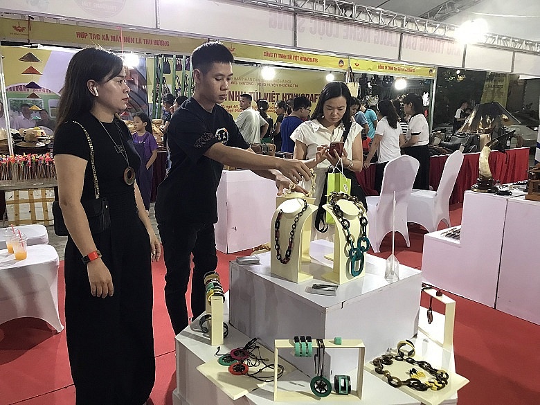 Đến với Triển lãm, khách thăm quan được chiêm ngưỡng các sản phẩm thủ công mỹ nghệ được các nghệ nhân làng nghề chế tác.