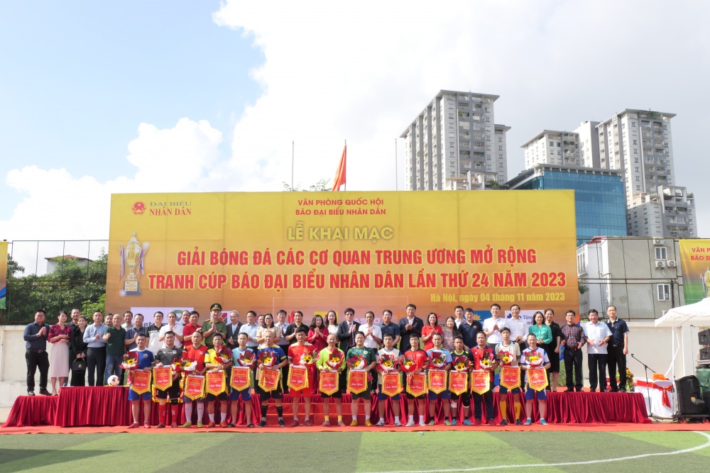 Các đại biểu chụp ảnh lưu niệm với các cầu thủ tham dự Giải