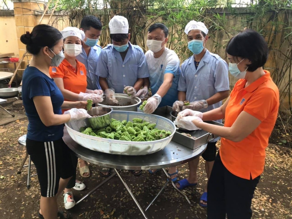 33-NTCT-AB-0002-07: Riêng đoàn PVN, từ lãnh đạo đoàn đến tất cả các thành viên khác đều vui vẻ tự giác tham gia, lên lịch cho từng ngày, phân chia nhóm cùng nhau vào bếp hỗ trợ các chiến sỹ hậu cần như nhặt rau, rửa bát, nấu nướng, dọn dẹp. 