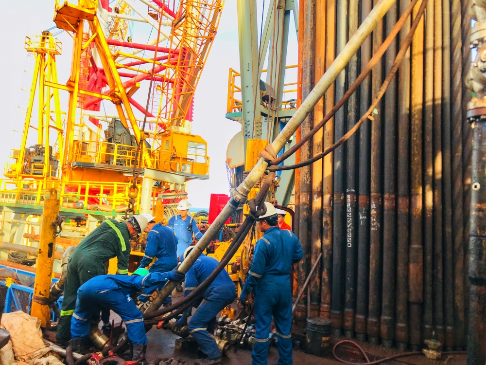 Tác phẩm dự thi "Petrovietnam trong tôi": Bộ ảnh : “Công tác thực hiện nứt vỉa thủy lực để tăng cường khai thác dầu”, tác giả Phạm Minh Cường (Vietsvovpetro) Tác phẩm dự thi "Petrovietnam trong tôi": Bộ ảnh : “Công tác thực hiện nứt vỉa thủy lực để tăng cường khai thác dầu”, tác giả Phạm Minh Cường (Vietsvovpetro)