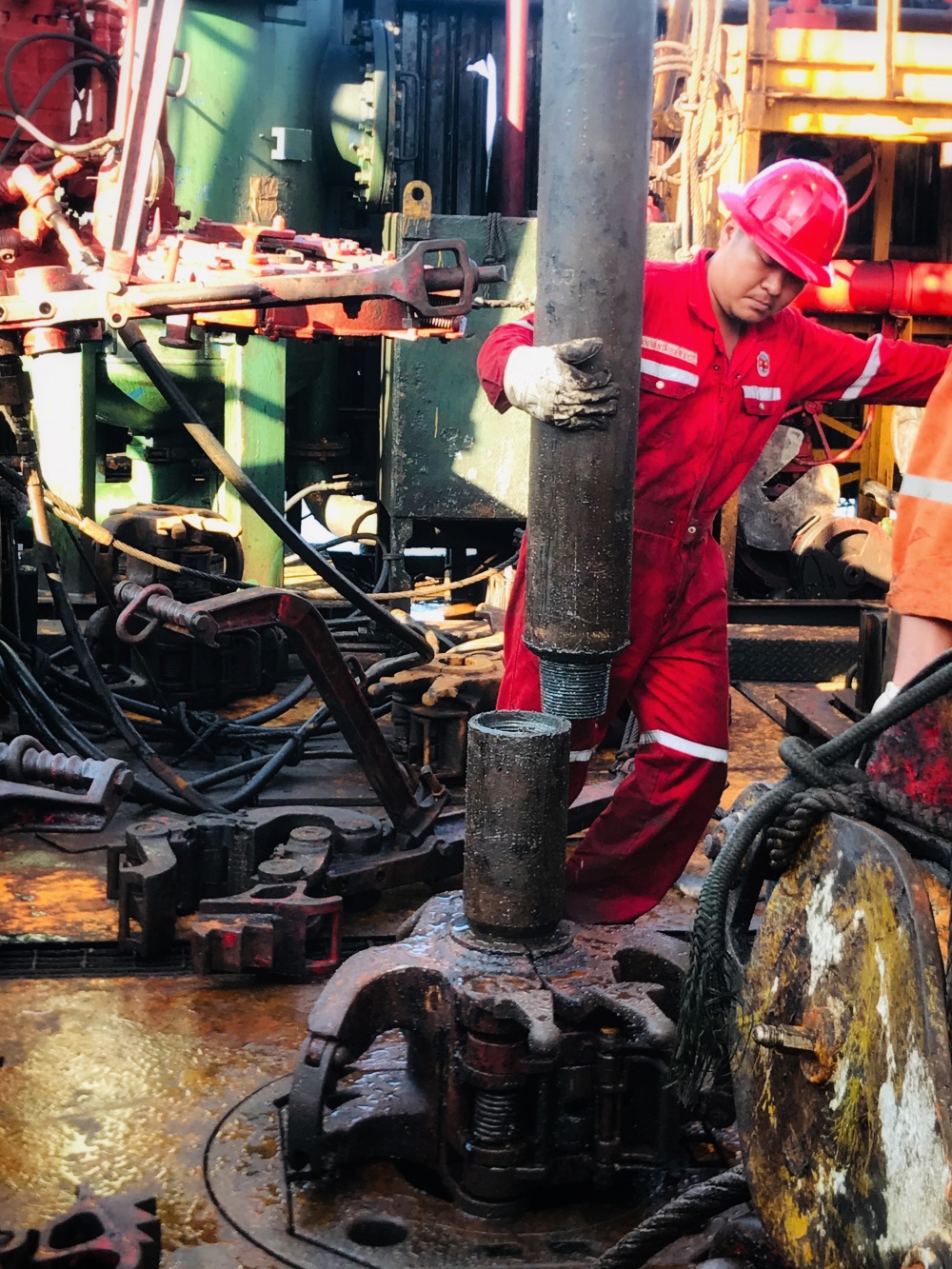 Tác phẩm dự thi "Petrovietnam trong tôi": Bộ ảnh : “Công tác thực hiện nứt vỉa thủy lực để tăng cường khai thác dầu”, tác giả Phạm Minh Cường (Vietsvovpetro) Tác phẩm dự thi "Petrovietnam trong tôi": Bộ ảnh : “Công tác thực hiện nứt vỉa thủy lực để tăng cường khai thác dầu”, tác giả Phạm Minh Cường (Vietsvovpetro)