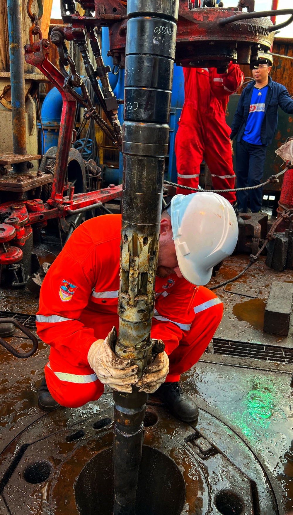 Tác phẩm dự thi "Petrovietnam trong tôi": Bộ ảnh : “Công tác thực hiện nứt vỉa thủy lực để tăng cường khai thác dầu”, tác giả Phạm Minh Cường (Vietsvovpetro) Tác phẩm dự thi "Petrovietnam trong tôi": Bộ ảnh : “Công tác thực hiện nứt vỉa thủy lực để tăng cường khai thác dầu”, tác giả Phạm Minh Cường (Vietsvovpetro)
