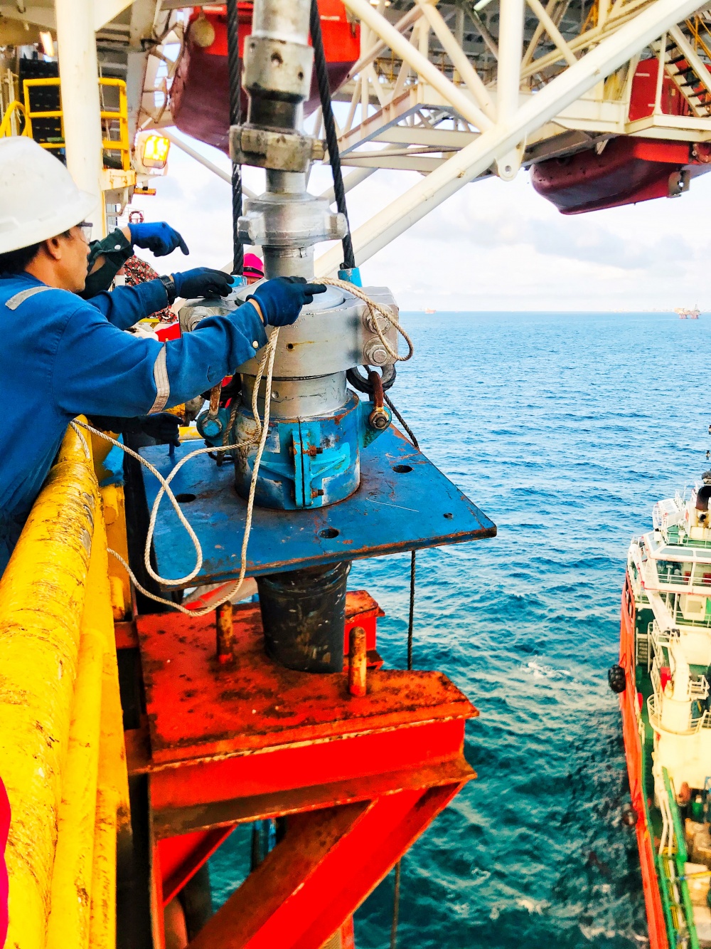Tác phẩm dự thi "Petrovietnam trong tôi": Bộ ảnh : “Công tác thực hiện nứt vỉa thủy lực để tăng cường khai thác dầu”, tác giả Phạm Minh Cường (Vietsvovpetro) Tác phẩm dự thi "Petrovietnam trong tôi": Bộ ảnh : “Công tác thực hiện nứt vỉa thủy lực để tăng cường khai thác dầu”, tác giả Phạm Minh Cường (Vietsvovpetro)