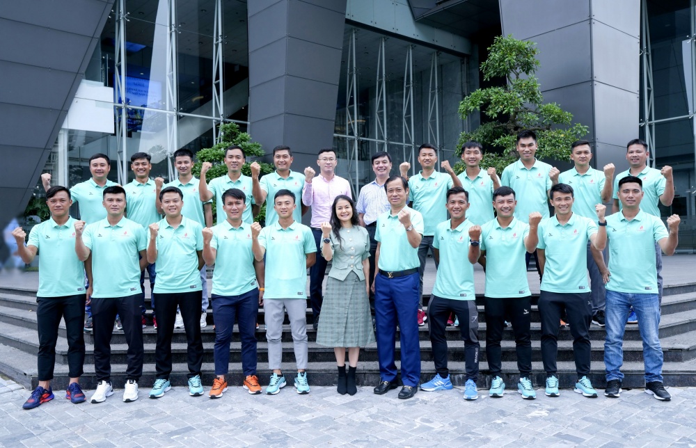 Các vị đại diện lãnh đạo PV GAS và Công đoàn PV GAS đã thay mặt Công đoàn DKVN gặp gỡ và động viên, chúc đội tuyển lên đường với khí thế “Những người đi tìm lửa”