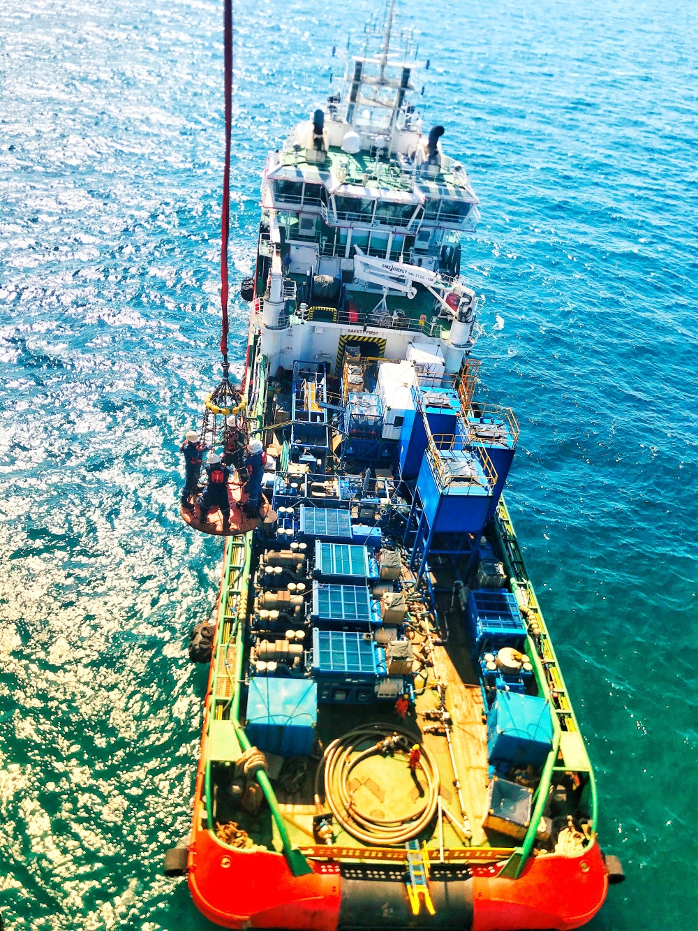 09-PMC-AB-0001-01: Cẩu người từ tàu NVTL lên giàn khoan thực hiện công việc.