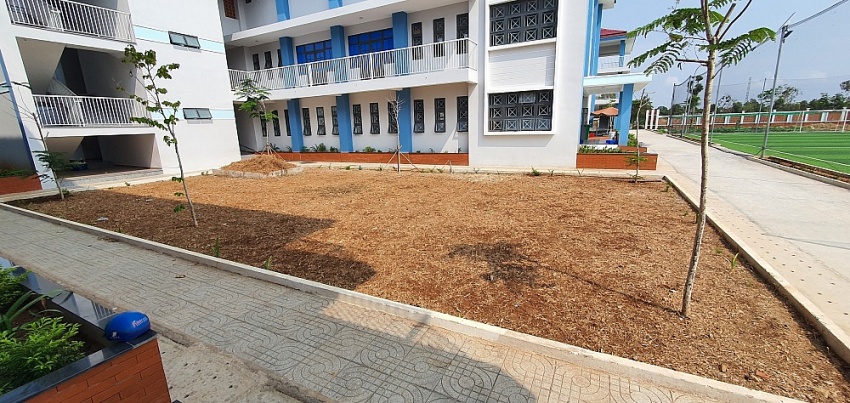 Đoàn Thanh niên PTSC M&C trao tặng công trình vườn hoa cho trường học