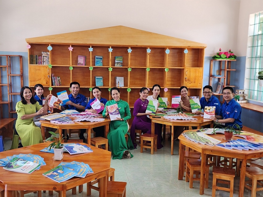 Đoàn thanh niên PTSC M&C trao tặng công trình “thư viện cho em”