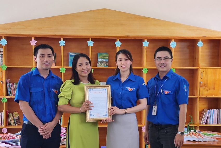 Đoàn thanh niên PTSC M&C trao tặng công trình “thư viện cho em”