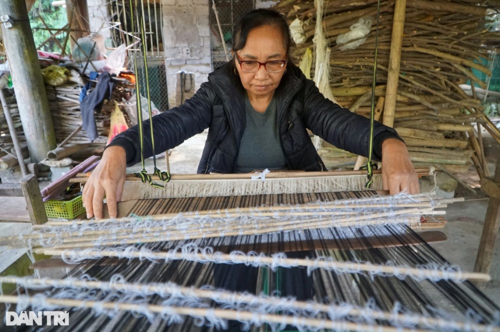 Phụ nữ Mường giữ hồn làng nghề, khát khao đưa thổ cẩm xuất ngoại