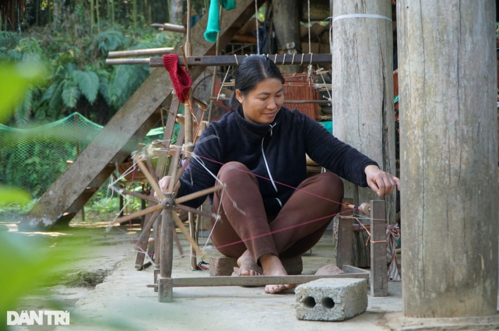 Phụ nữ Mường giữ hồn làng nghề, khát khao đưa thổ cẩm xuất ngoại