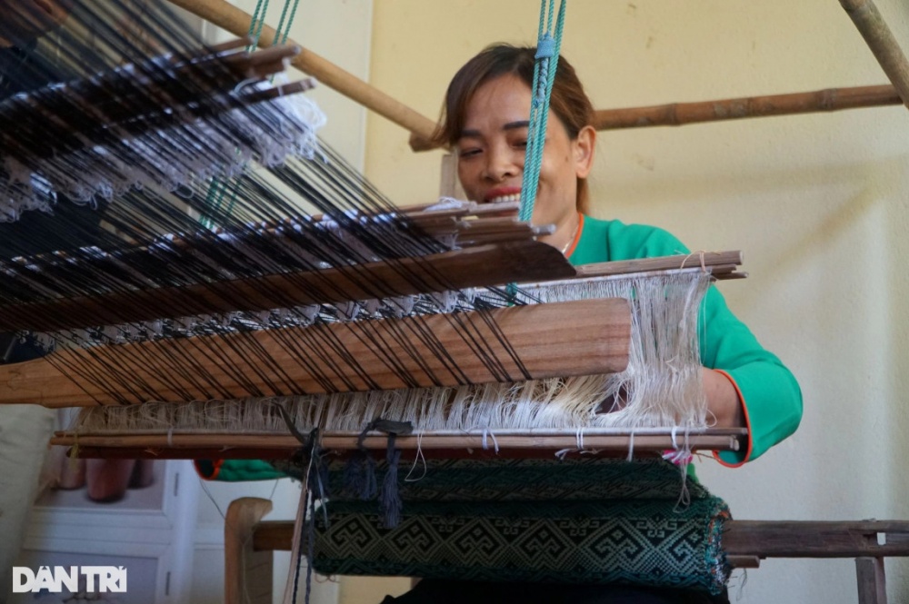 Phụ nữ Mường giữ hồn làng nghề, khát khao đưa thổ cẩm xuất ngoại