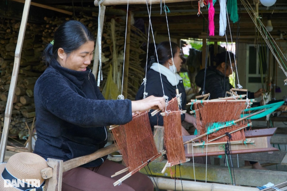 Phụ nữ Mường giữ hồn làng nghề, khát khao đưa thổ cẩm xuất ngoại