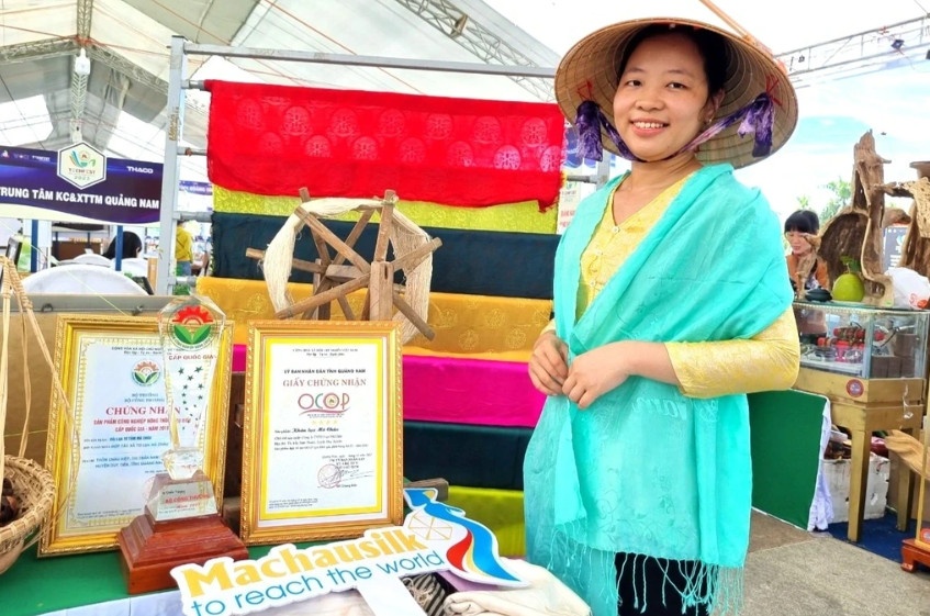 Trần Thị Yến với gian hàng giới thiệu sản phẩm tại sự kiện Techfest 2023 ở Quảng Nam (Ảnh: Văn Hoài).