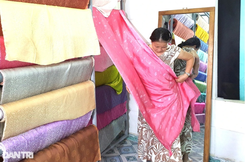 Khách hàng xem lụa Mã Châu tại cửa hàng trưng bày sản phẩm (Ảnh: Công Bính).