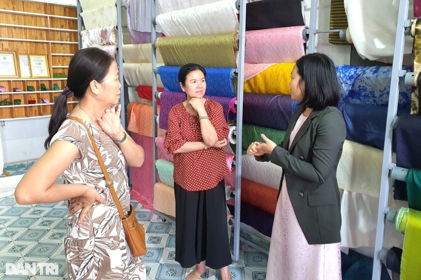 Trần Thị Yến (bên phải) giới thiệu sản phẩm lụa Mã Châu đến người tiêu dùng (Ảnh: Công Bính).