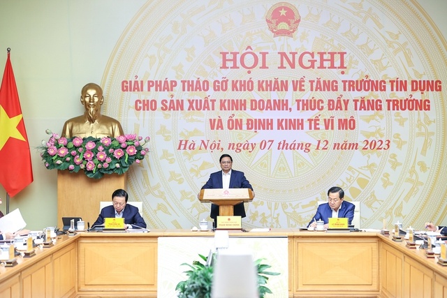 Thủ tướng yêu cầu tiếp tục tiết giảm chi phí, tăng cường chuyển đổi số, giảm lãi suất