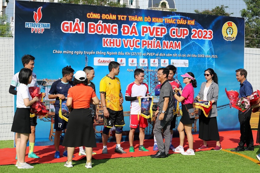 LĐ trao hoa & cờ lưu niệm LĐ trao hoa & cờ lưu niệm