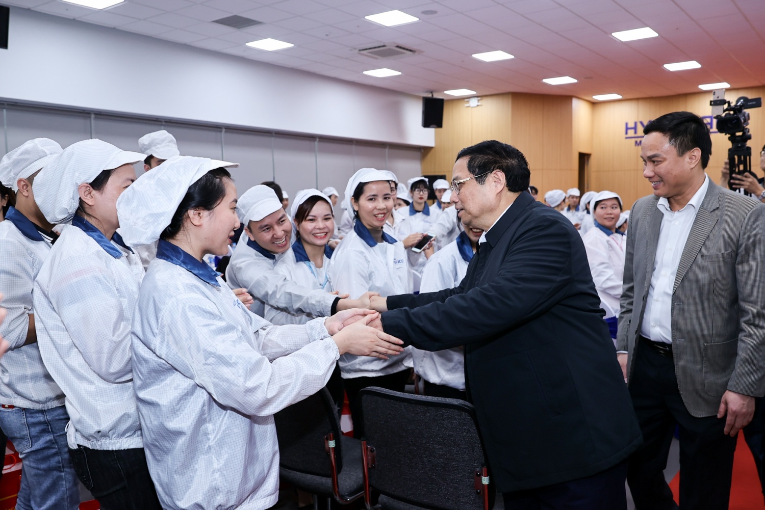 Thủ tướng tặng quà Tết công nhân, người lao động, người nghèo tại Hải Dương