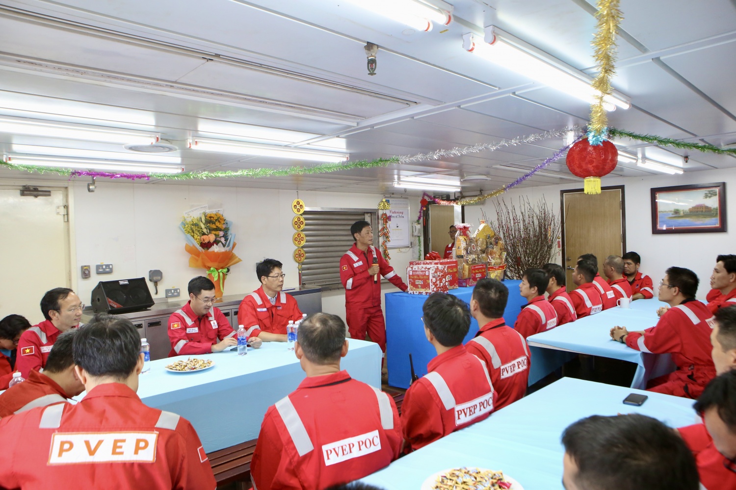 Lãnh đạo PVEP thăm, động viên CBNV làm việc trên giàn Đại Hùng 01