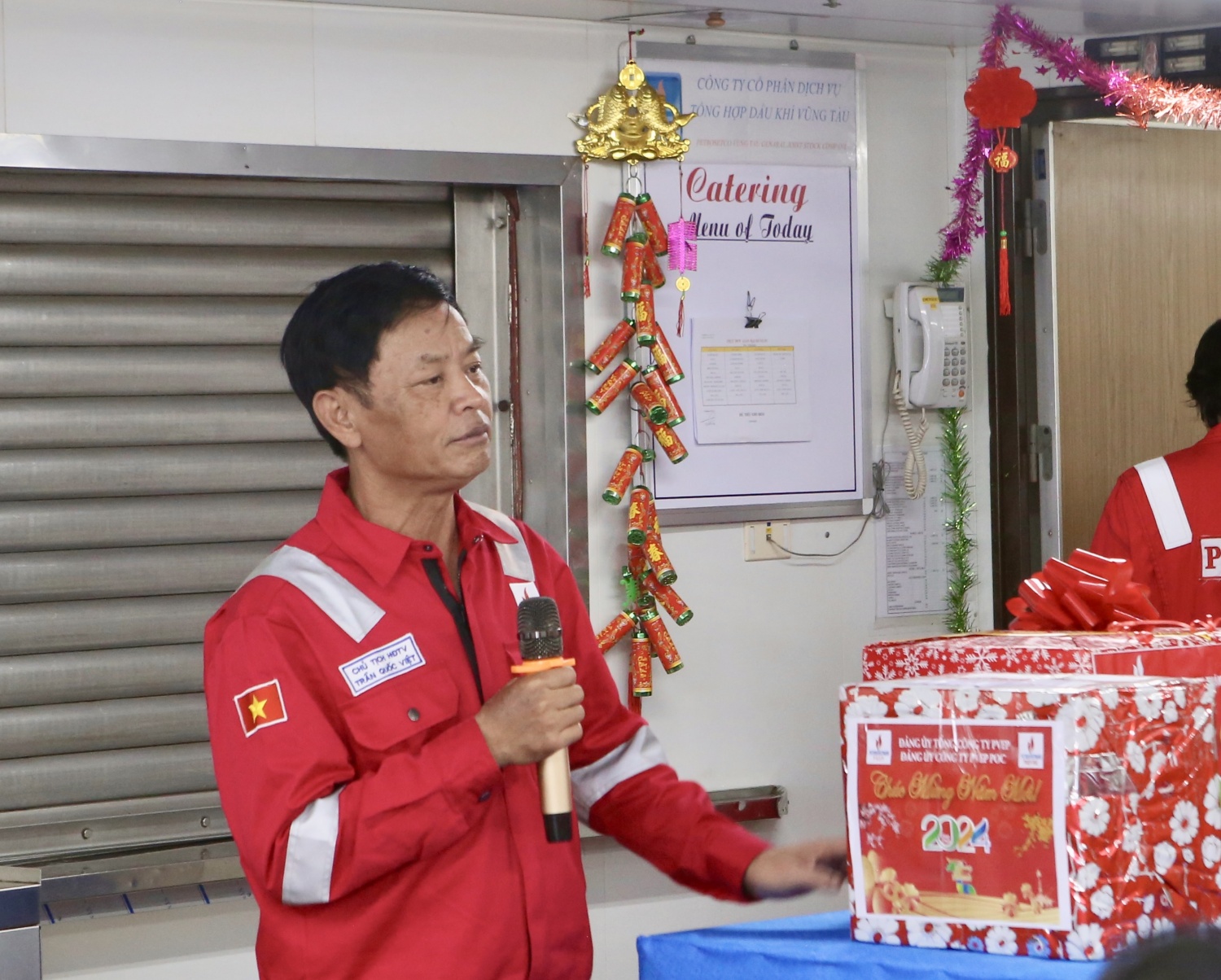 Lãnh đạo PVEP thăm, động viên CBNV làm việc trên giàn Đại Hùng 01 Lãnh đạo PVEP thăm, động viên CBNV làm việc trên giàn Đại Hùng 01