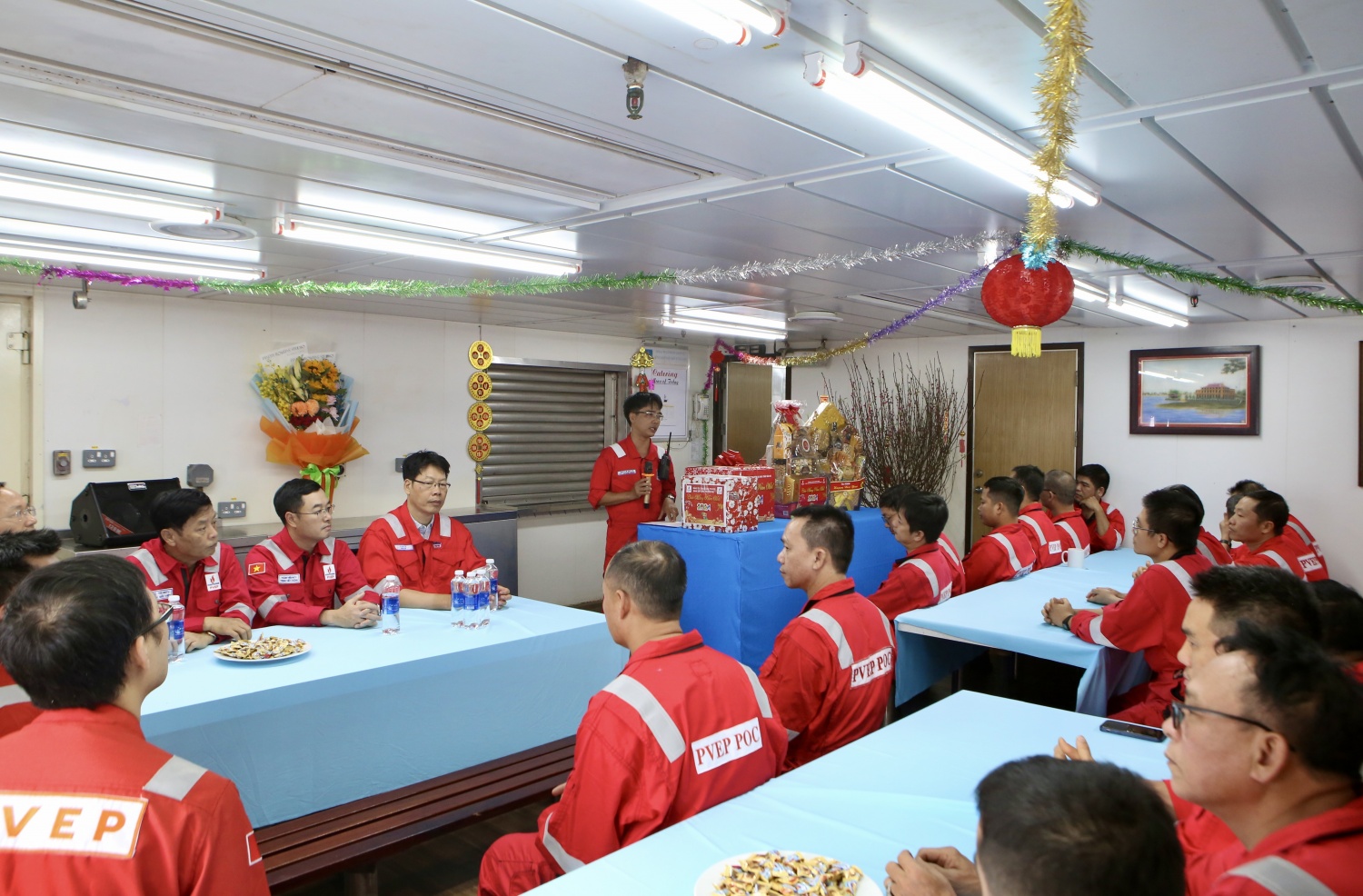 Lãnh đạo PVEP thăm, động viên CBNV làm việc trên giàn Đại Hùng 01 Lãnh đạo PVEP thăm, động viên CBNV làm việc trên giàn Đại Hùng 01