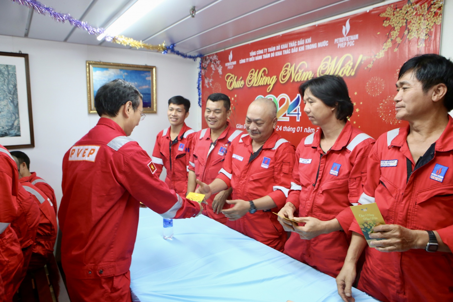 Lãnh đạo PVEP thăm, động viên CBNV làm việc trên giàn Đại Hùng 01