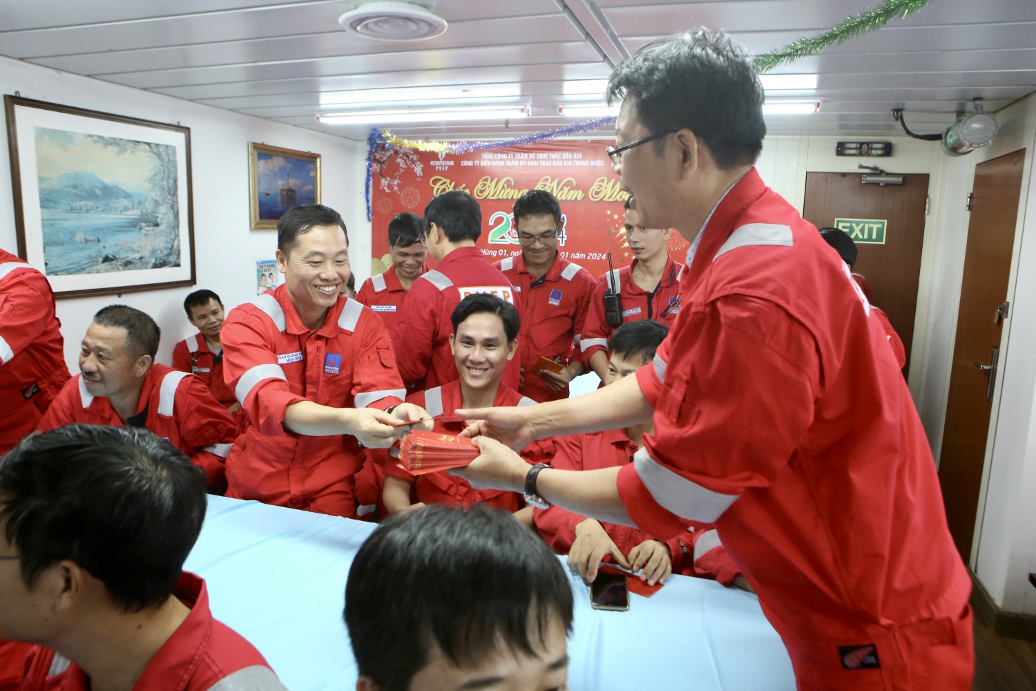 Lãnh đạo PVEP thăm, động viên CBNV làm việc trên giàn Đại Hùng 01