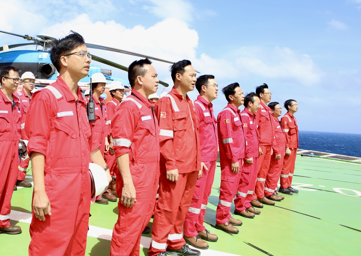 Lãnh đạo PVEP thăm, động viên CBNV làm việc trên giàn Đại Hùng 01