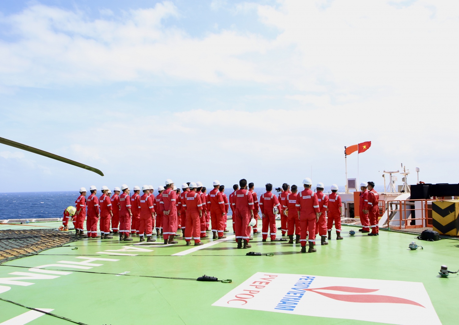 Lãnh đạo PVEP thăm, động viên CBNV làm việc trên giàn Đại Hùng 01