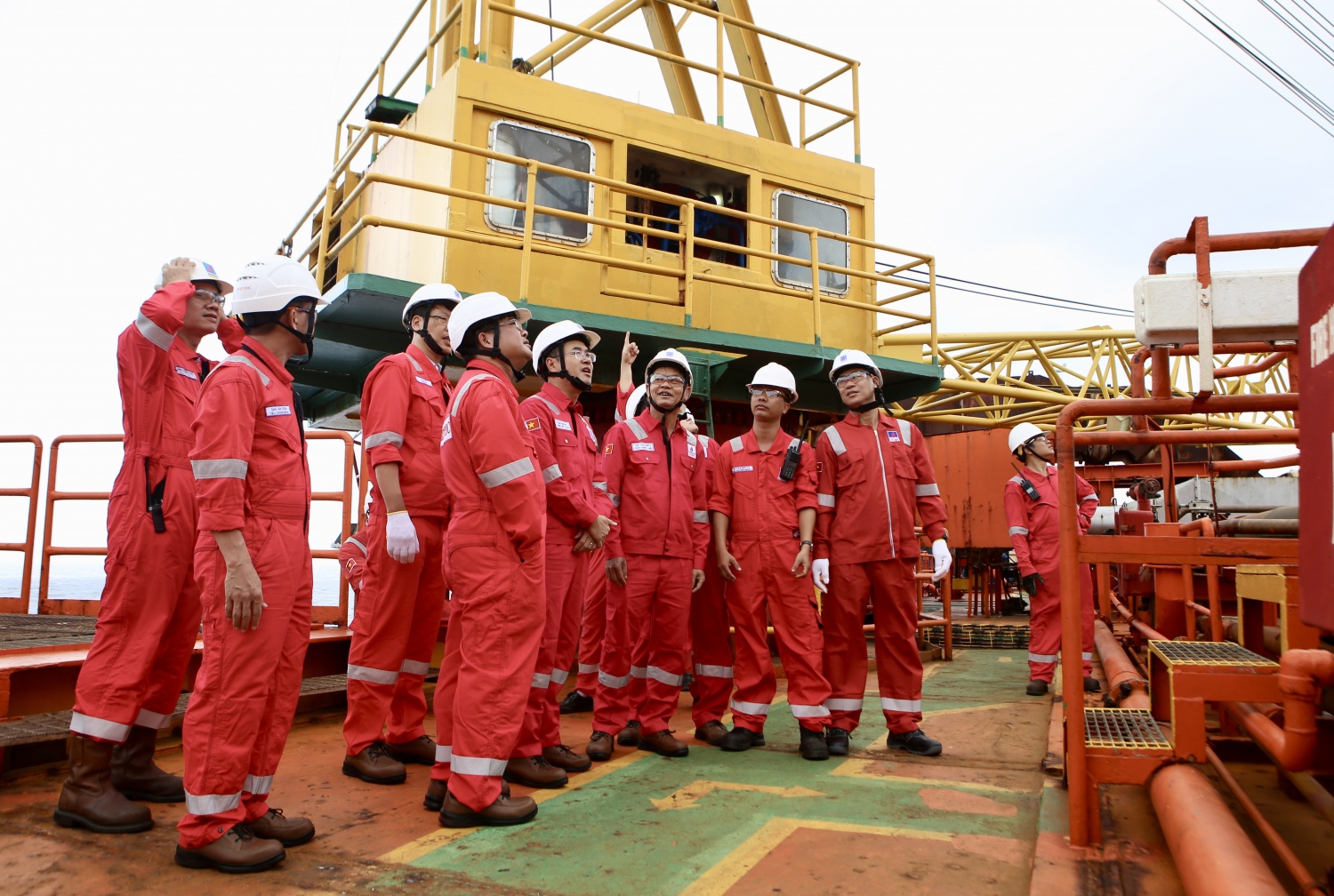 Lãnh đạo PVEP thăm, động viên CBNV làm việc trên giàn Đại Hùng 01