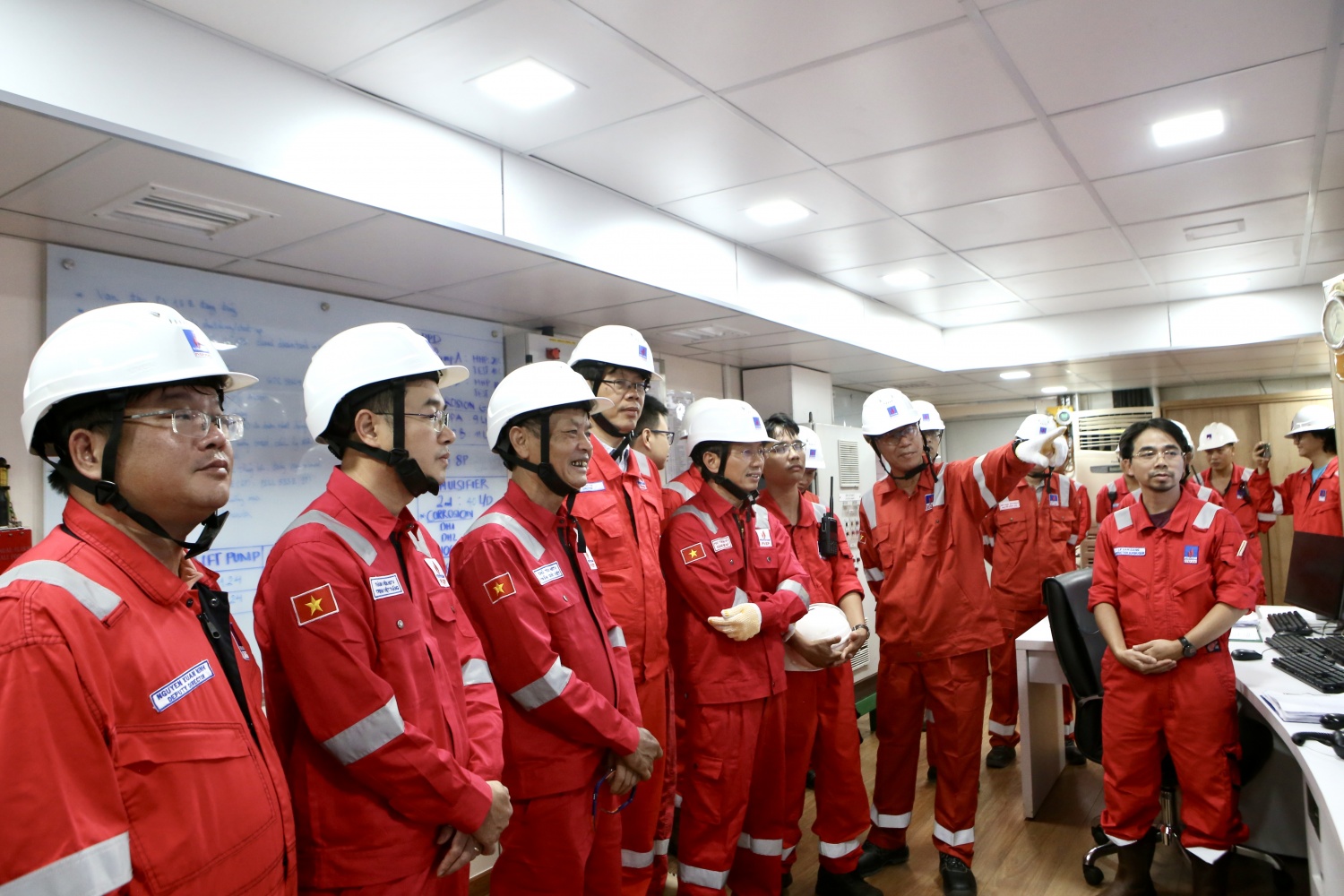 Lãnh đạo PVEP thăm, động viên CBNV làm việc trên giàn Đại Hùng 01