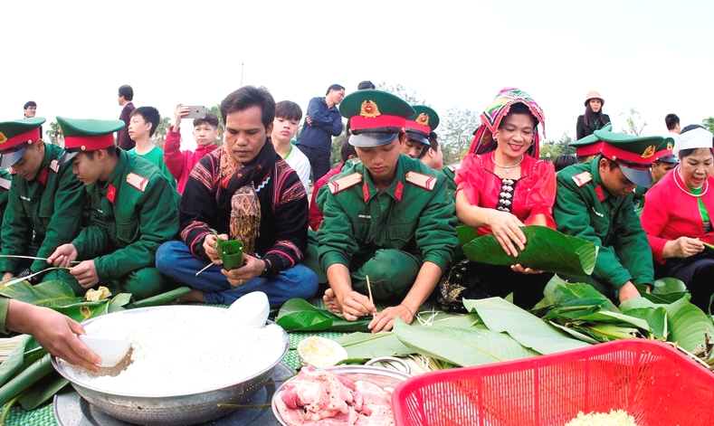 Chương trình “Bánh chưng xanh - Tết vì người nghèo” cho gia đình chính sách