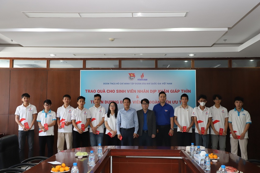 Đoàn Thanh niên Tập đoàn trao quà cho sinh viên và tuyên dương đảng viên là đoàn viên ưu tú của PVU