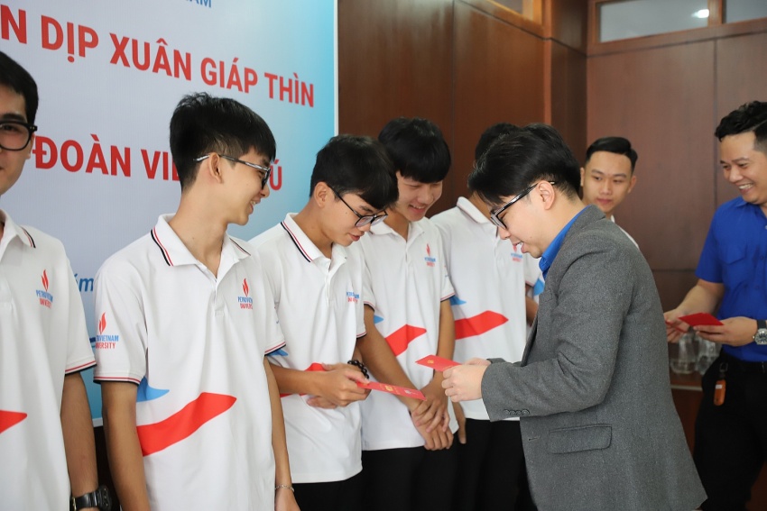 Đoàn Thanh niên Tập đoàn trao quà cho sinh viên và tuyên dương đảng viên là đoàn viên ưu tú của PVU